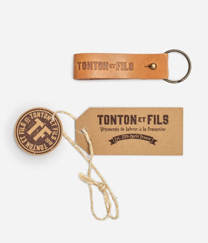  TONTON ET FILS : Accessoire indispensable, le porte-clés « Tonton » est fabriqué en France dans un cuir végétal.