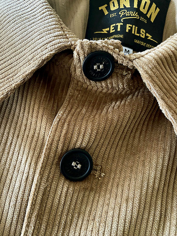 Die beige Samtjacke „Besogne Belleville“.