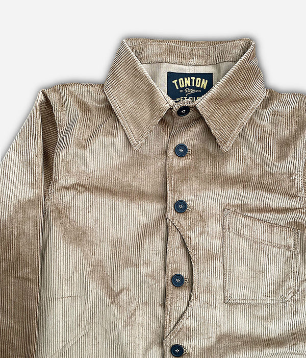 Die beige Samtjacke „Besogne Belleville“.