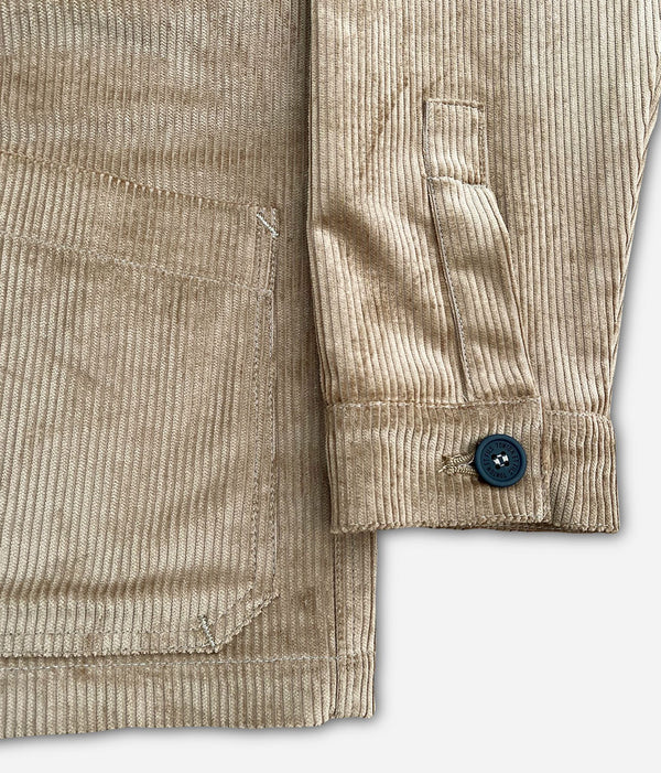 Die beige Samtjacke „Besogne Belleville“.