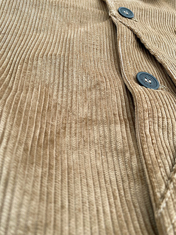 Die beige Samtjacke „Besogne Belleville“.