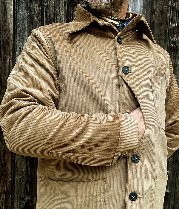 Die beige Samtjacke „Besogne Belleville“.