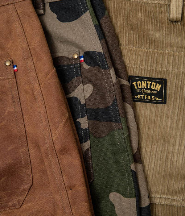 Tonton et Fils - Le pantalon homme « Arsène » canvas waxé camel 500g - Fabriqué en France - Zoom sur les coloris et matières waxé camel, camouflage Rip Stop, et velours beige
